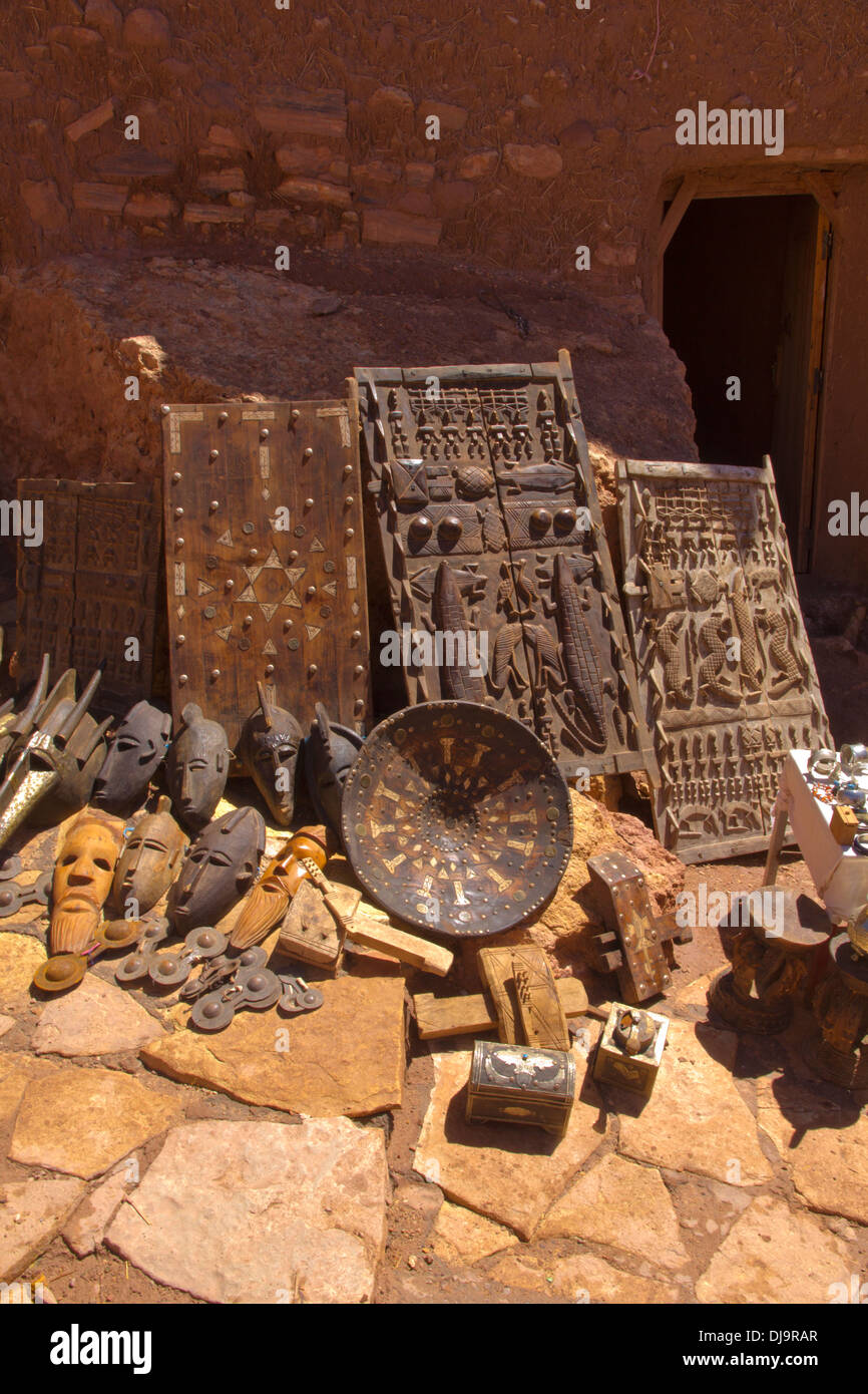Los artefactos de África del Norte en una acera en Marruecos Foto de stock