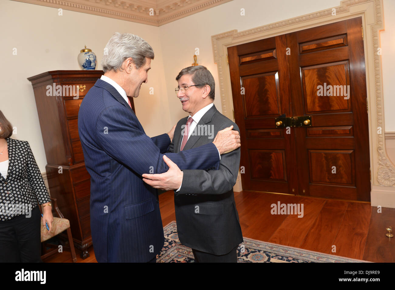 Secretario Kerry saluda al Ministro de Asuntos Exteriores turco Davutoglu Foto de stock