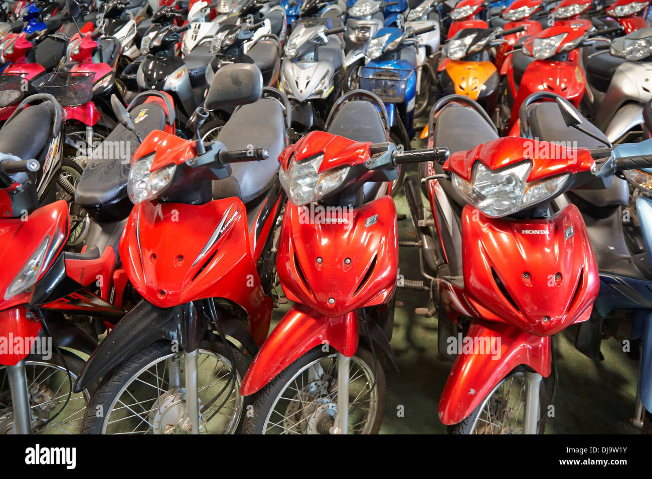 Moto Moto showroom mostrando toda la gama de motos en venta en Korat,  Tailandia Fotografía de stock - Alamy
