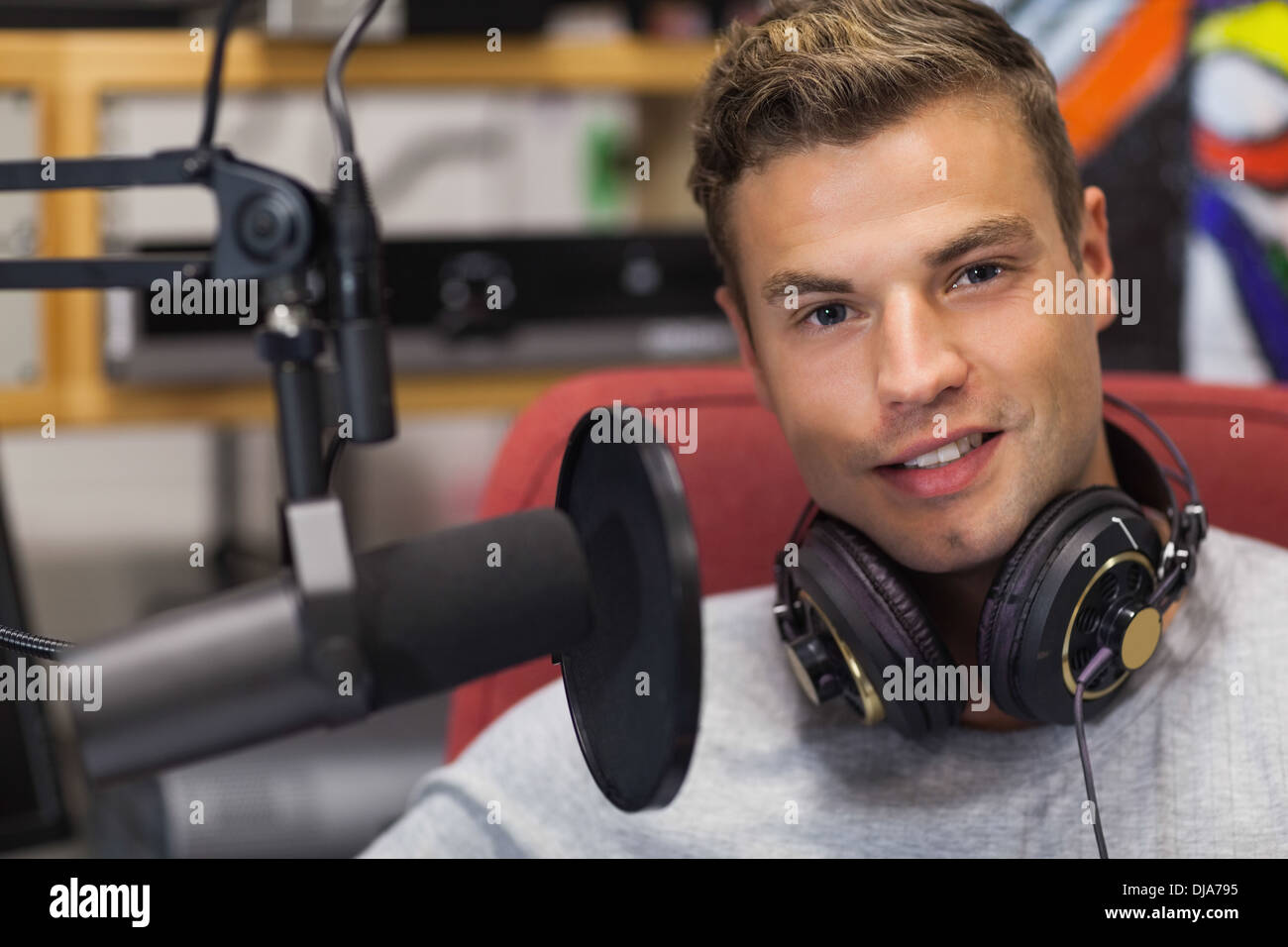 Guapo cantante sonriente grabar una canción Foto de stock