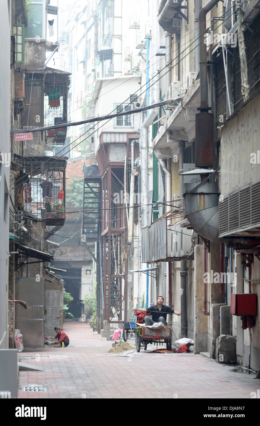 La vida en la calle, en China: un estrecho callejón en un barrio residencial de una ciudad china Foto de stock