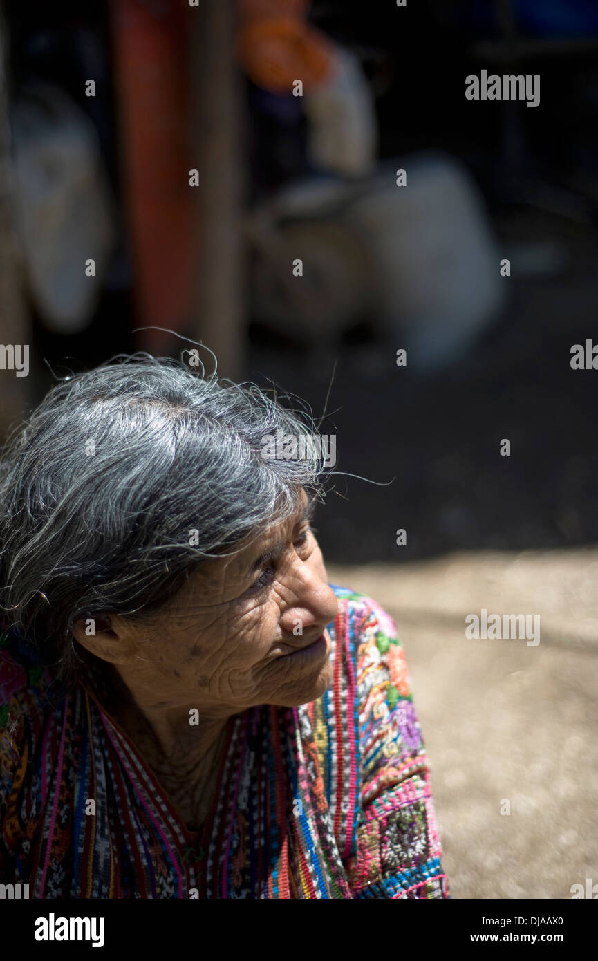 Una mujer indígena de Guatemala en casa en Teirra Linada en Sololá Guatemala Fotografía de