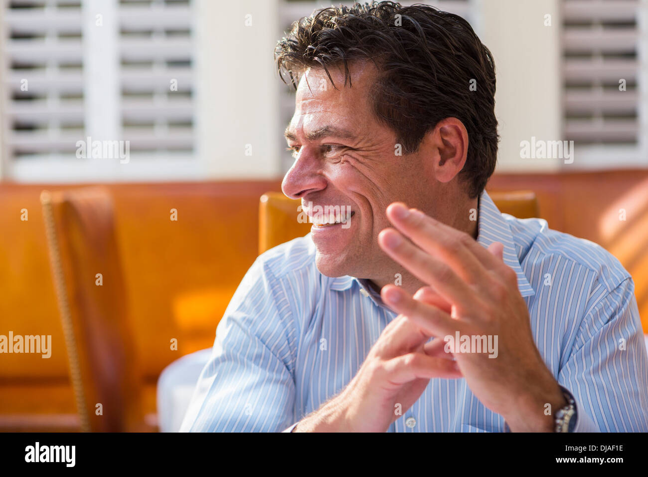 Hombre de negocios caucásico, sonriendo en restaurante. Foto de stock