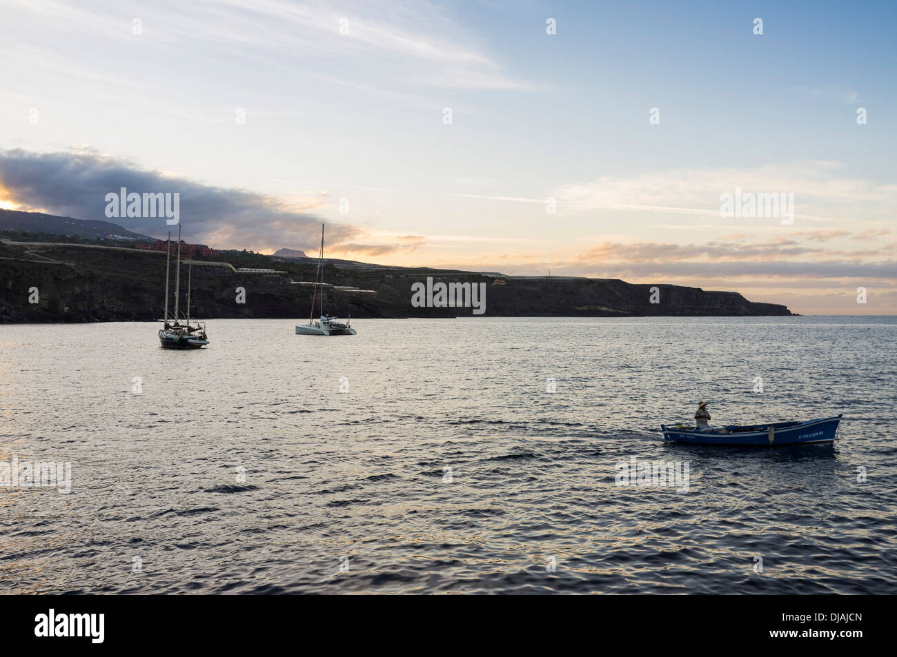 Pescador salir y barcos amarrados en Playa San Juan, Tenerife, Islas Canarias, España Foto de stock