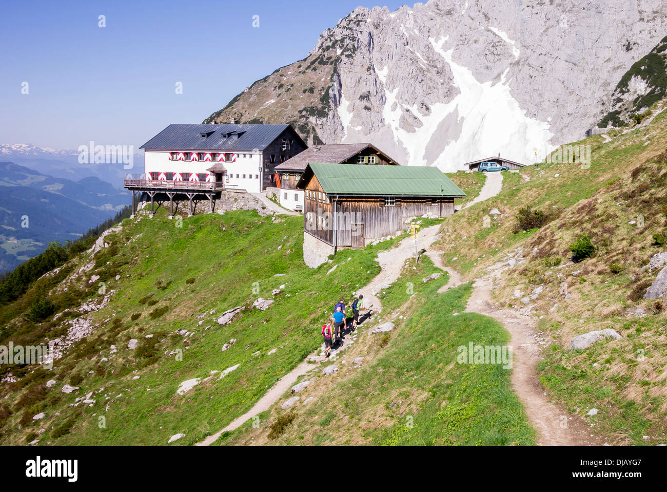 A lo largo de la cabaña de montaña Gruttenhuette Wilder-Kaiser-Steig Hiking Trail, en el Wilder Kaiser, montañas Kaisergebirge Foto de stock