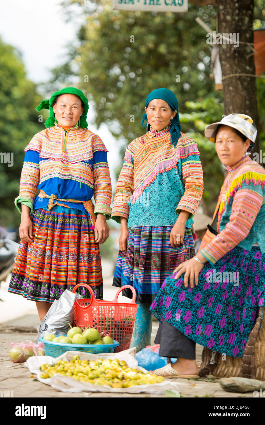Grupo de la minoría Hmong Flor womans vendiendo verduras, Bac Ha, Lao Cai, Vietnam Foto de stock