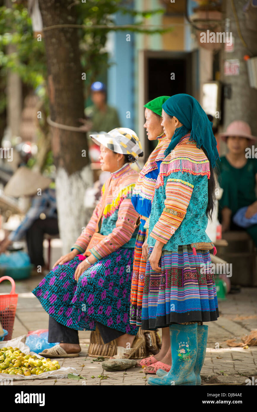 Grupo de la minoría Hmong Flor womans vendiendo verduras, Bac Ha, Lao Cai, Vietnam Foto de stock