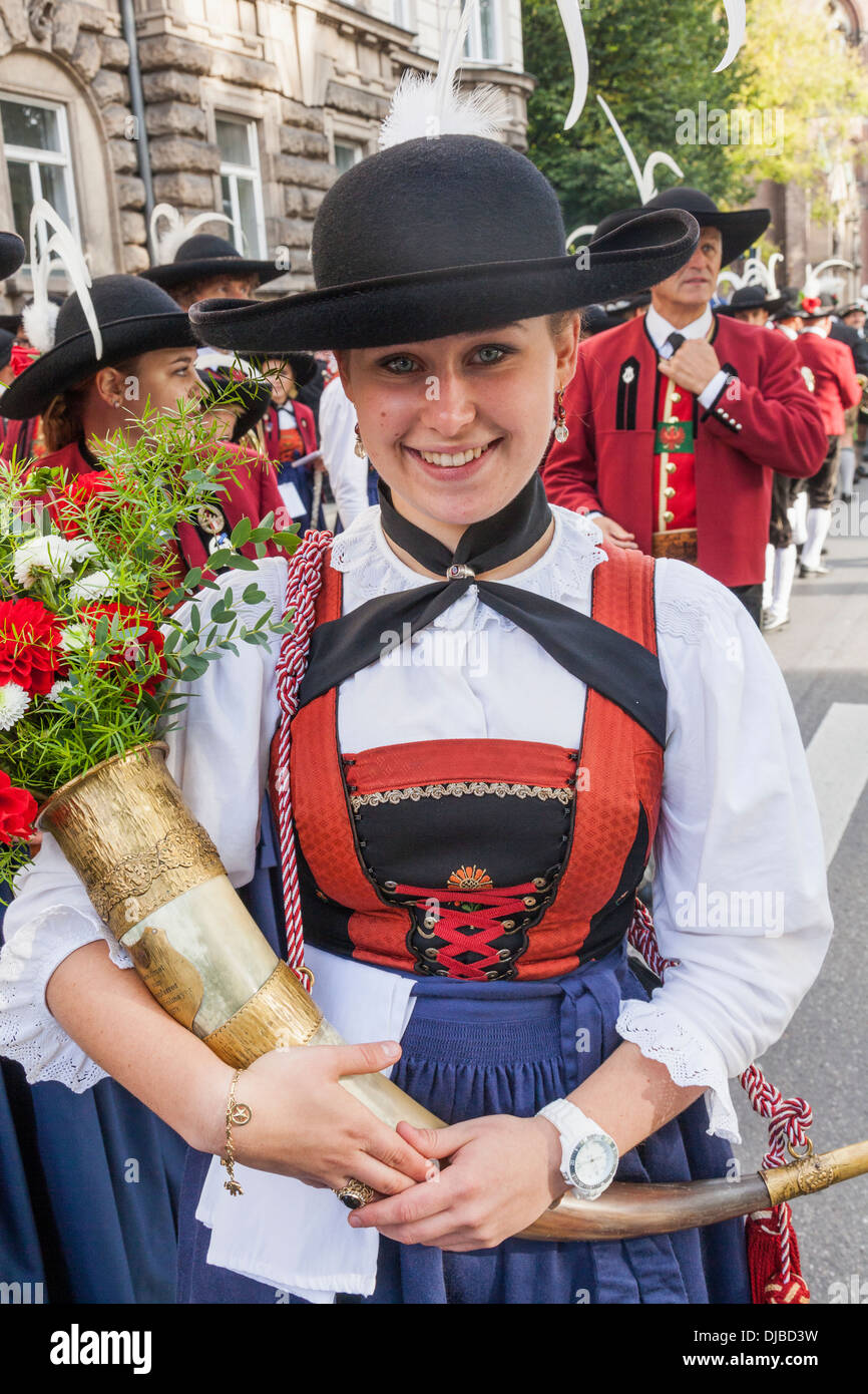 Alemania, Baviera, Munich, Oktoberfest desfile, Niña en traje regional  celebración simbólica de cuerno de vaca Fotografía de stock - Alamy