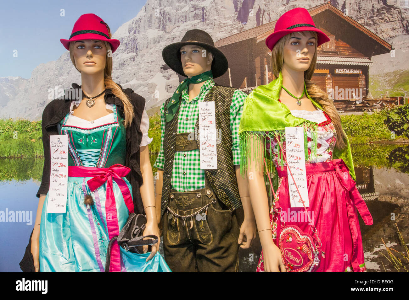 Alemania, Baviera, Munich, tienda de ropa tradicional bávaro de  visualización Fotografía de stock - Alamy