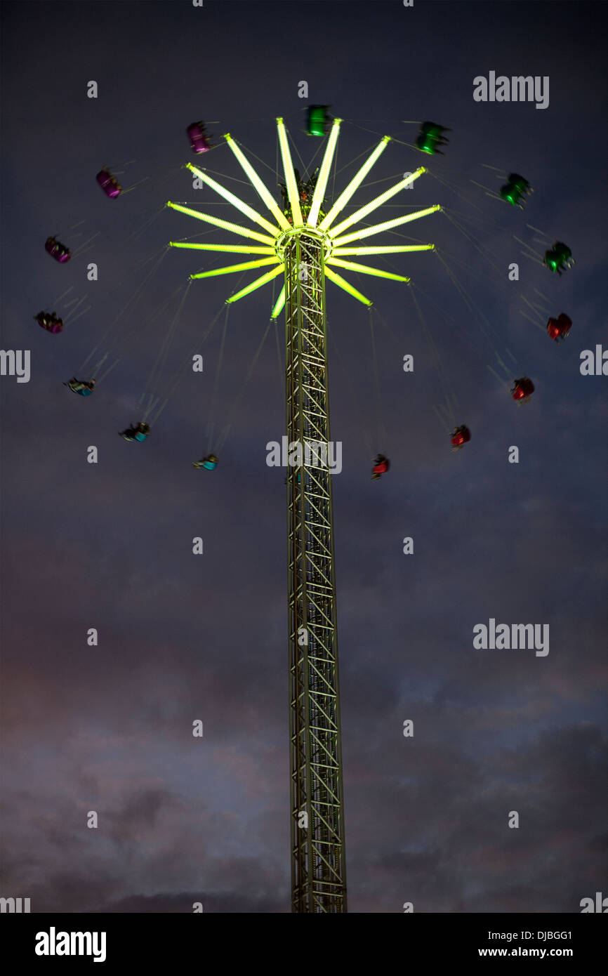 El 'Star Flyer', de 60 metros de alto en el paseo chairoplane 2013 Feria de Navidad en Edimburgo, Escocia Foto de stock