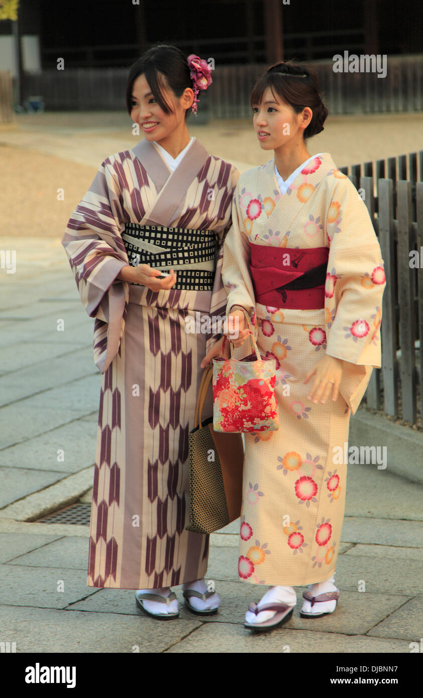 Japón, Kyoto, las mujeres jóvenes en los kimonos Foto de stock