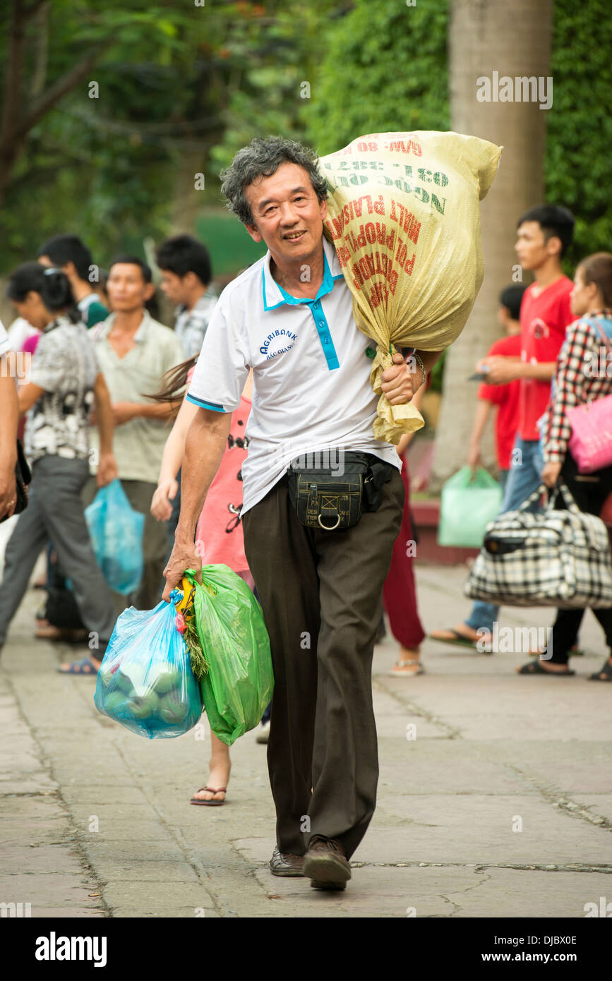 El pasajero llevar el equipaje en la estación de tren de Lao Cai, Vietnam Foto de stock