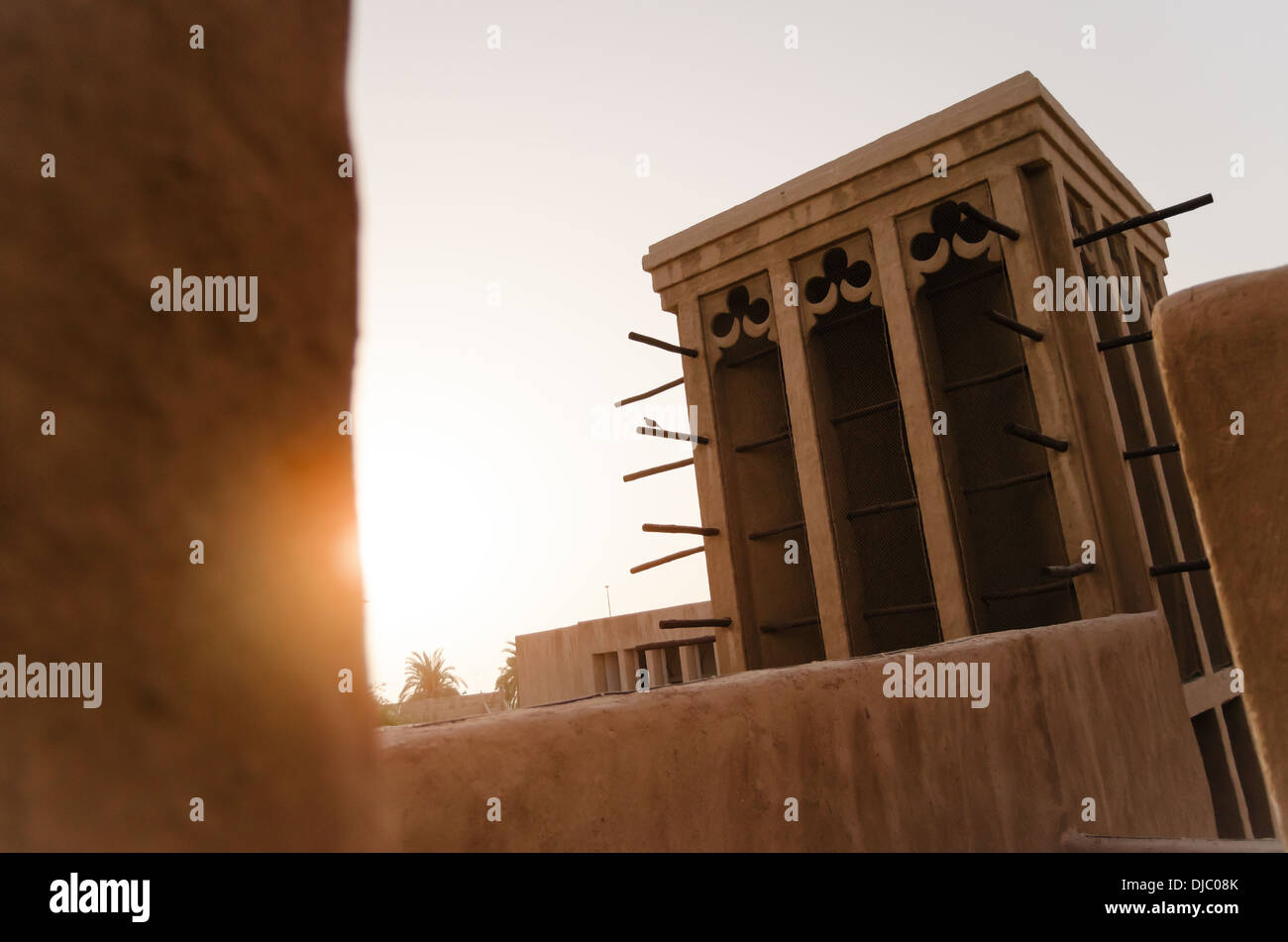 El sol se pone detrás de los muros de una torre eólica de Sheikh Saeed Al Maktoum House en Shindagha. Dubai, Emiratos Árabes Unidos. Foto de stock