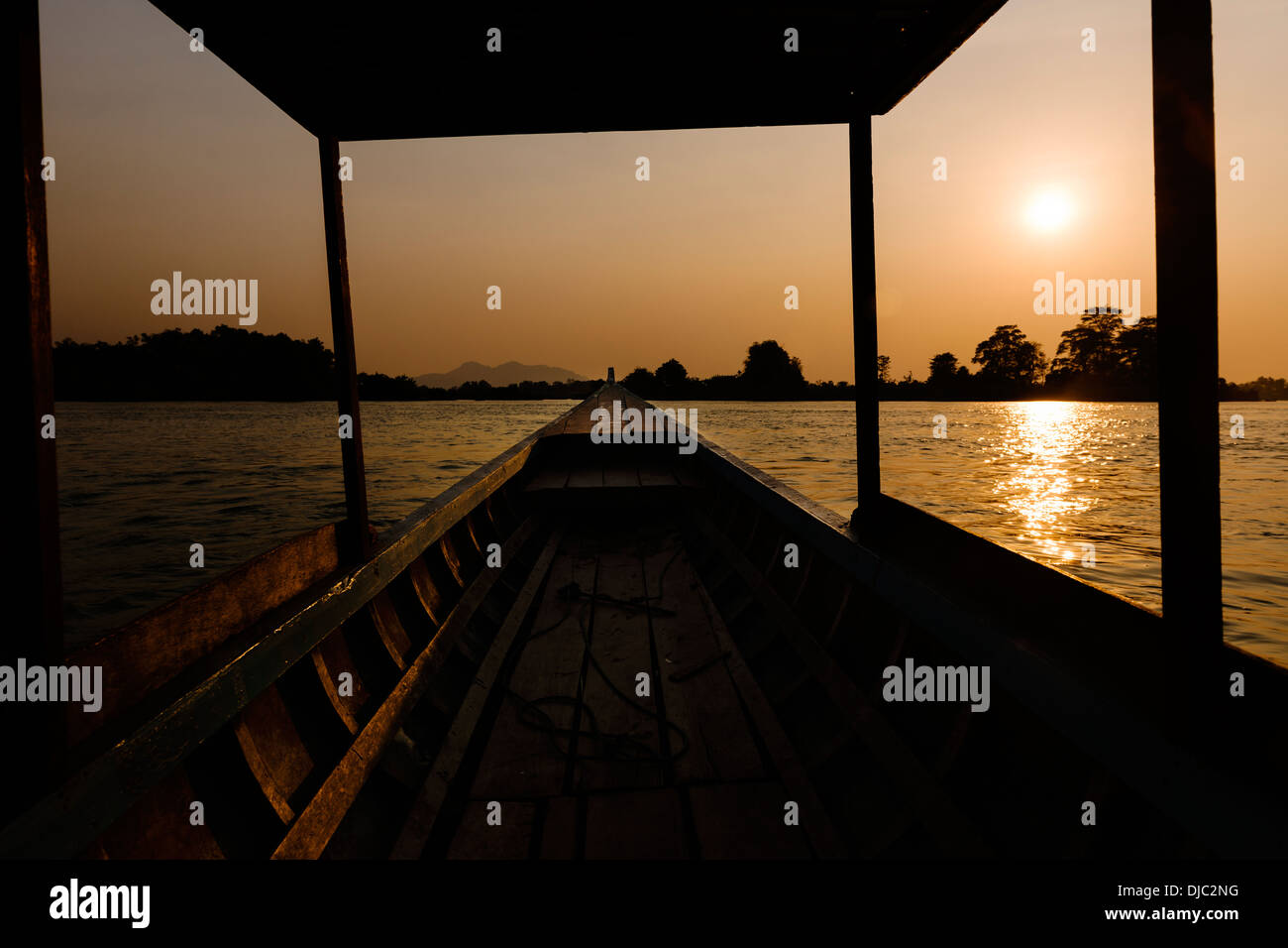 Viajando en bote sobre el río Mekong de Ban Nakasong a Don Det, 4000 Islas, Champassack, Laos. Foto de stock