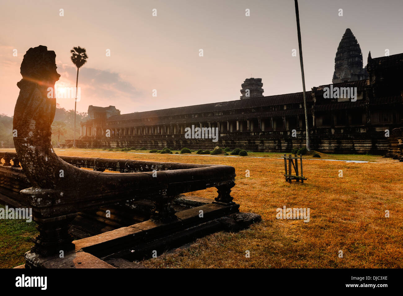 Sol sobre Angkor Wat en Siem Reap, Camboya. Foto de stock