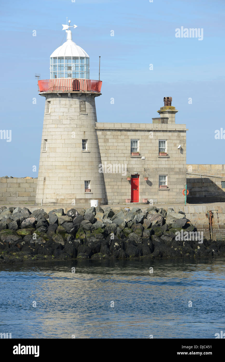 Hermosa torre Faro de Howth (la bahía de Dublín, Irlanda) Foto de stock