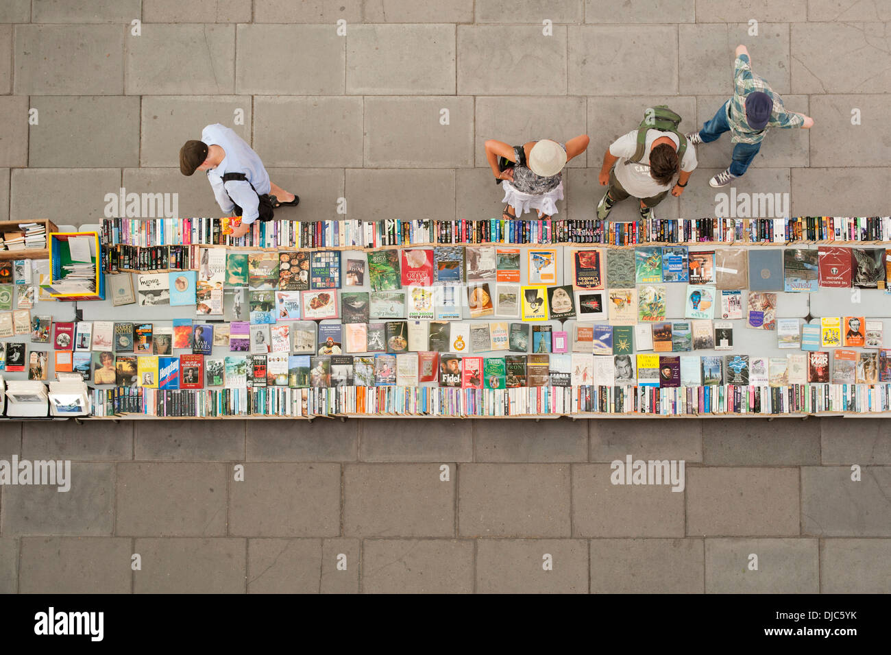 Vista aérea de las personas que navegan de libros de segunda mano en una tabla en la orilla sur del río Támesis en Londres. Foto de stock