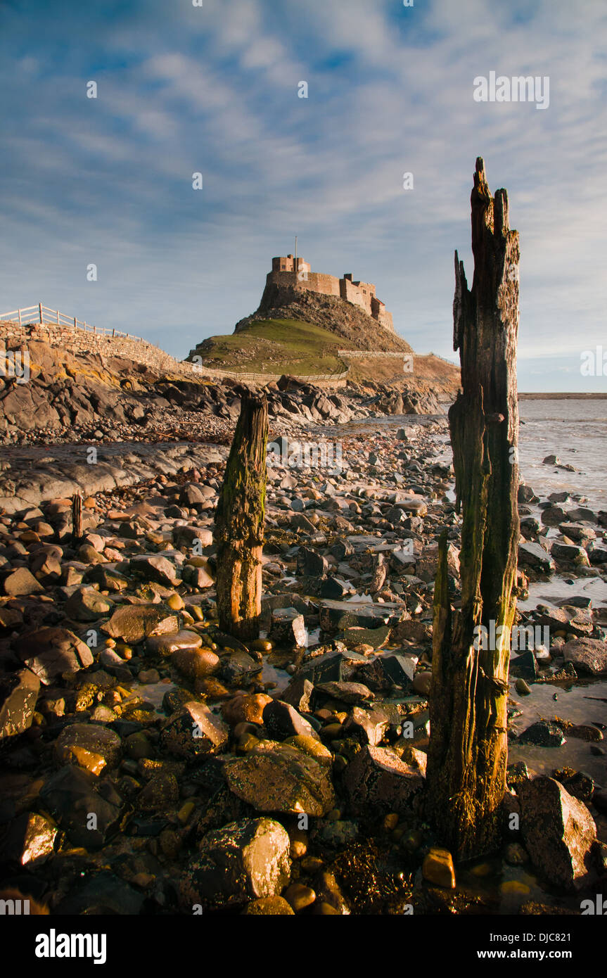 Isla de santo y el castillo que defendió el castillo de Lindisfarne harbour Foto de stock