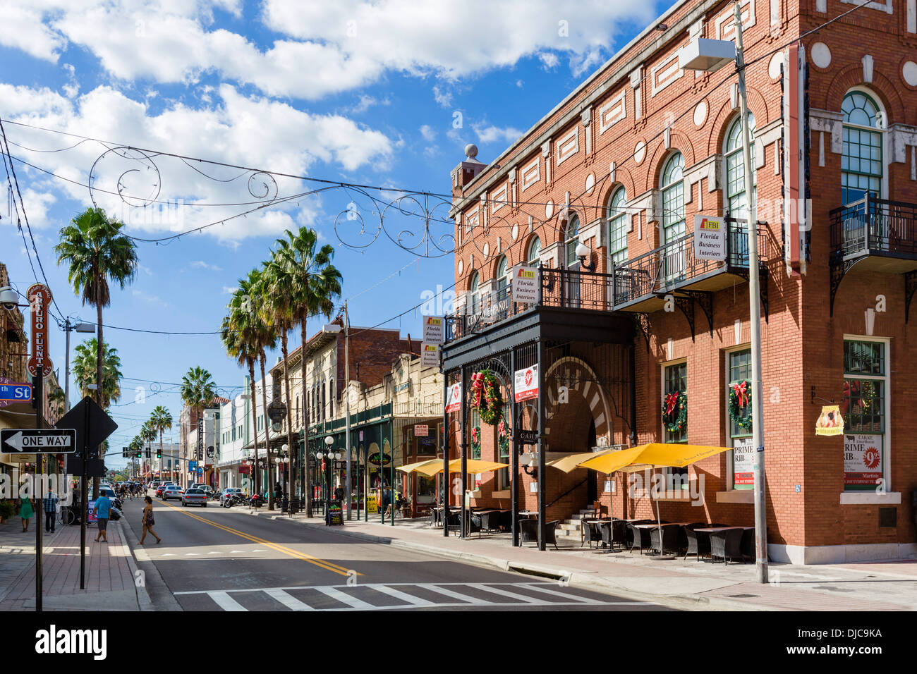 Tiendas, bares y restaurantes en la séptima avenida, en la histórica Ybor City, con el Centro Español de la derecha, en Tampa, Florida, EE.UU. Foto de stock