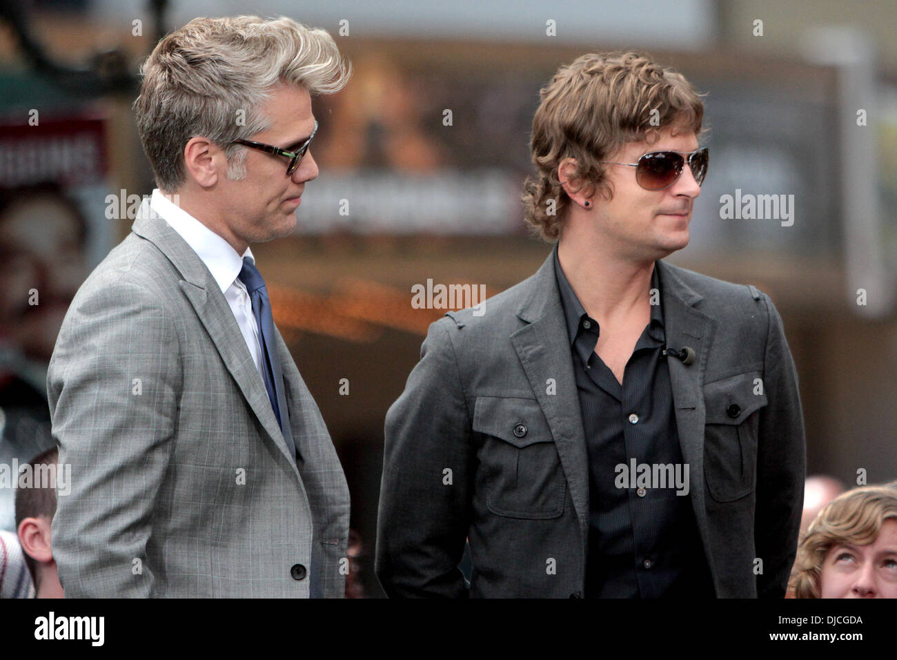 Kyle Cook Y Rob Thomas De Matchbox Veinte En La Arboleda Para Aparecer En Noticias De Entretenimiento Espectaculo Extra De Los Angeles California 22 08 12 Fotografia De Stock Alamy