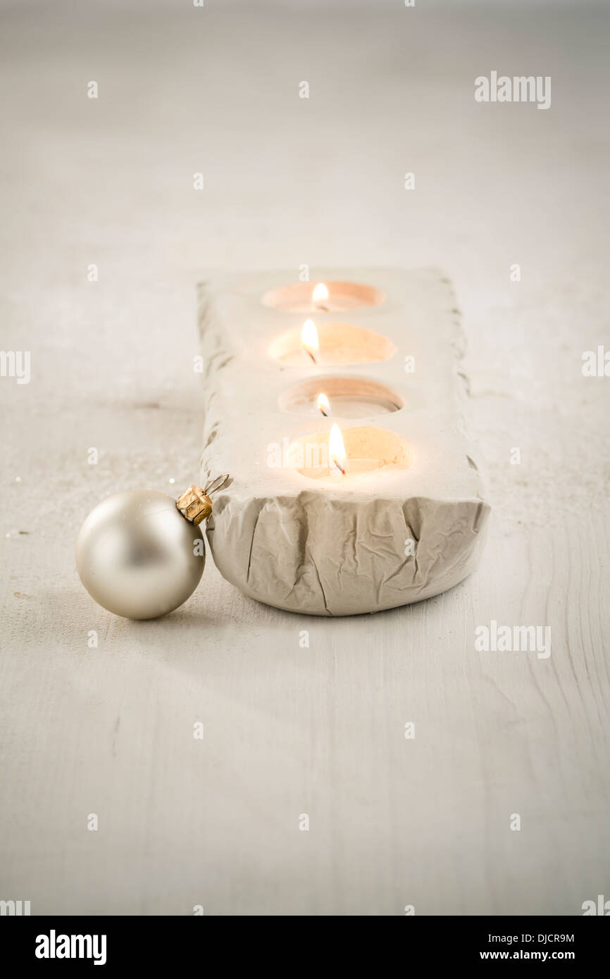 Decoración de Adviento, cuatro velas encendidas, y plateado bola de árbol de navidad, Foto de estudio Foto de stock