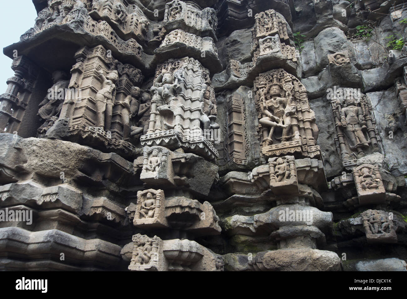 Anwa templo de Shiva. Las cifras sobre la Mandovara. Aurangabad, Maharashtra, India. Foto de stock