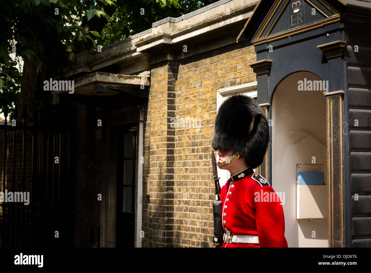 Guardia en St James's Palace, Londres, Reino Unido. Foto de stock