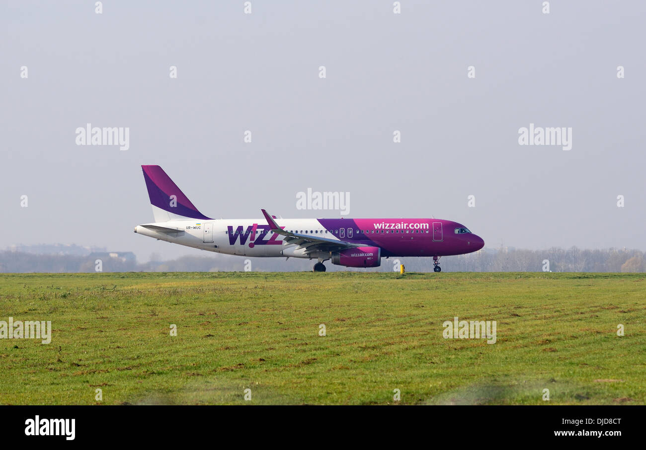Wizzair aviones que aterrizan en el Aeropuerto Internacional de Kiev Foto de stock