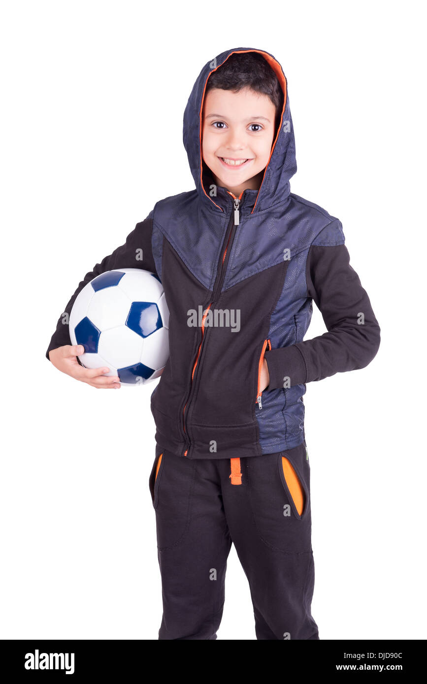 Joven posando con un balón de fútbol aislados en blanco Foto de stock