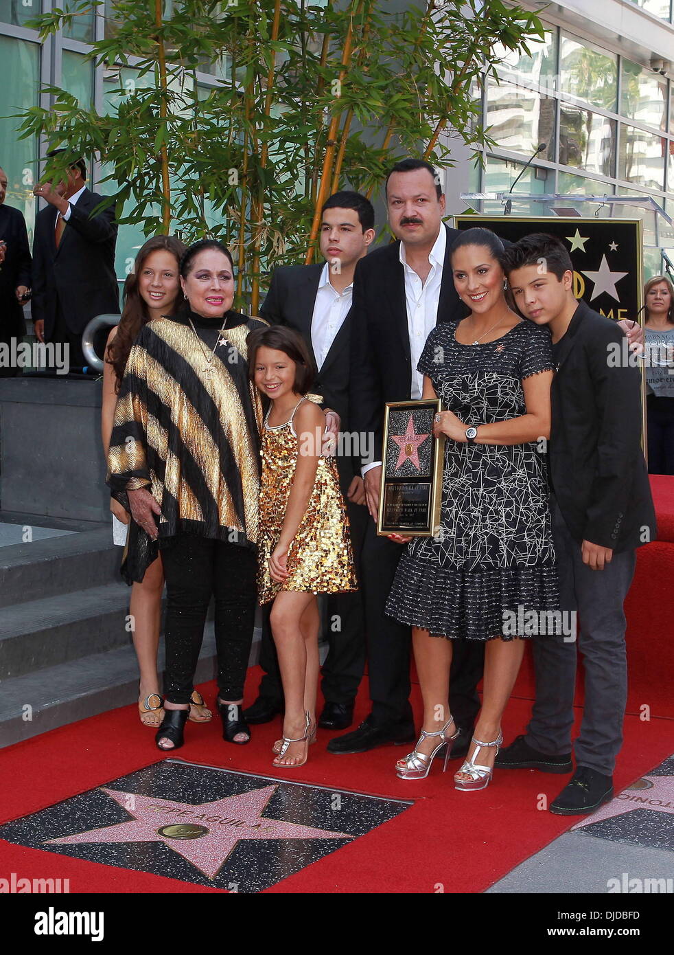 Flor Silvestre, Pepe Aguilar Anelisse su esposa y sus hijos cantante Pepe  Aguilar es honrado con una estrella en el Paseo de la Fama de Hollywood,  celebrada en Hollywood Blvd Los Angeles,