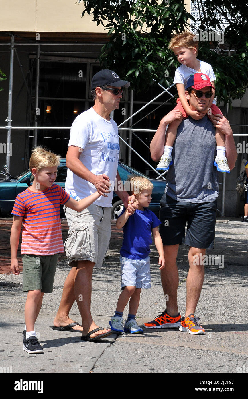 Simon Halls, Matt Bomer e hijos Kit, Walker y Henry Matt Bomer y socio sale con sus tres hijos en la Ciudad de Nueva York, EE.UU. - 02.08.12 Foto de stock