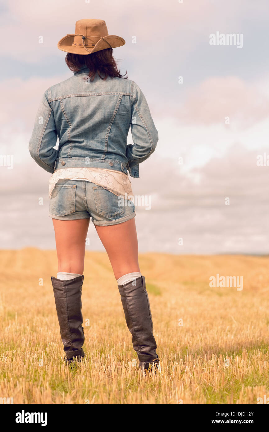 Vista trasera de una jeans y botas desgaste en campo Fotografía de stock - Alamy