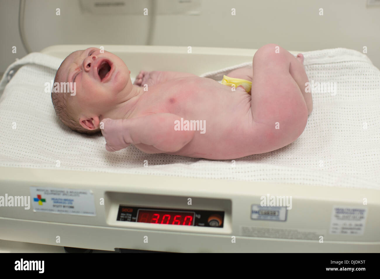 Bebé recién nacido niño pesado en teatro de maternidad del hospital en la sala de partos en el hospital de Kingston Upon Thames, Reino Unido Foto de stock