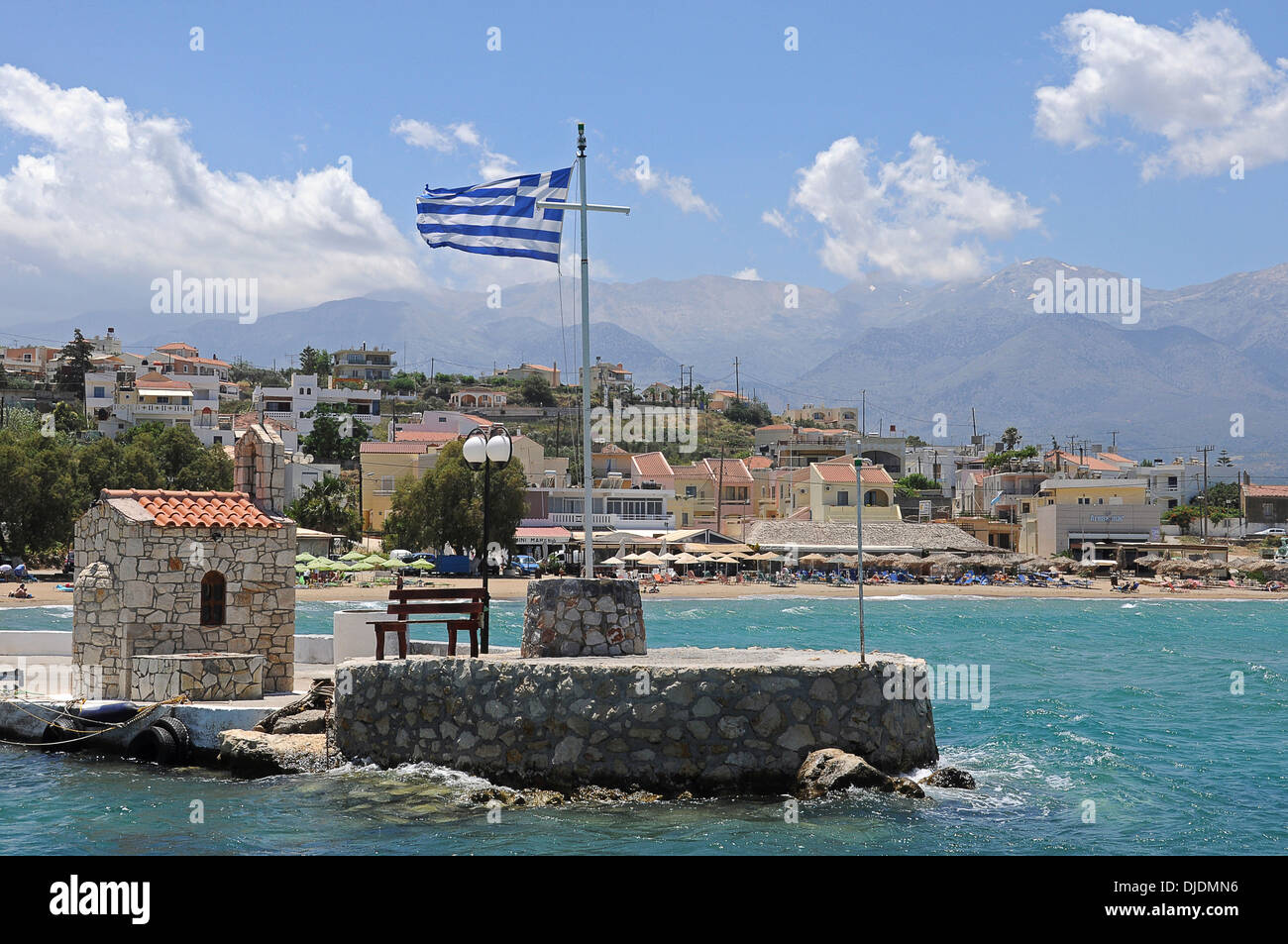 Puerto de Marathi con una pequeña capilla, Souda Bay, en Creta, Grecia Foto de stock