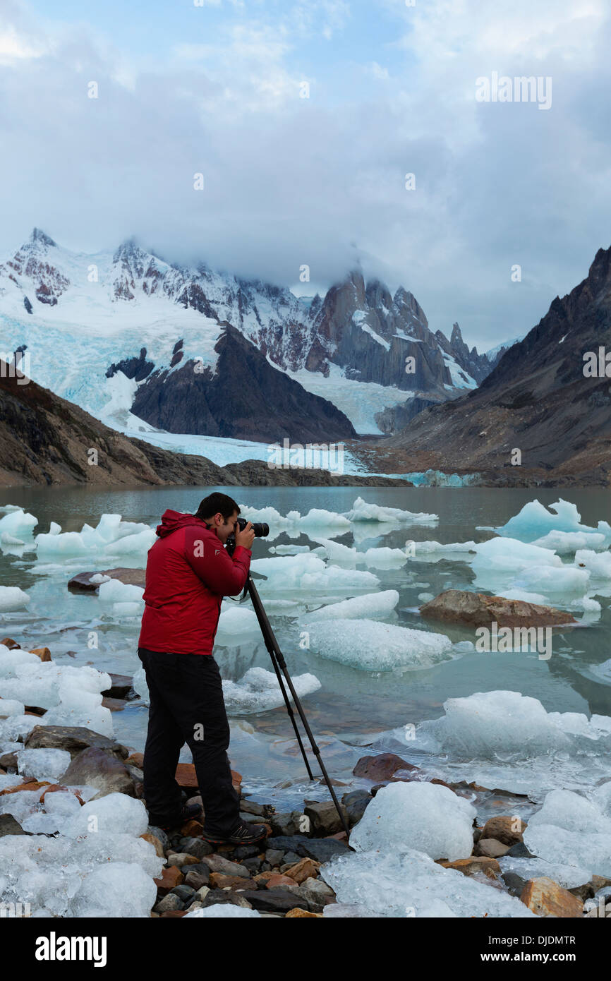 Fotografía turística glaciar heladas aguas del Lago Torre y el Cerro Torre montañas de fondo.La Patagonia Argentina. Foto de stock