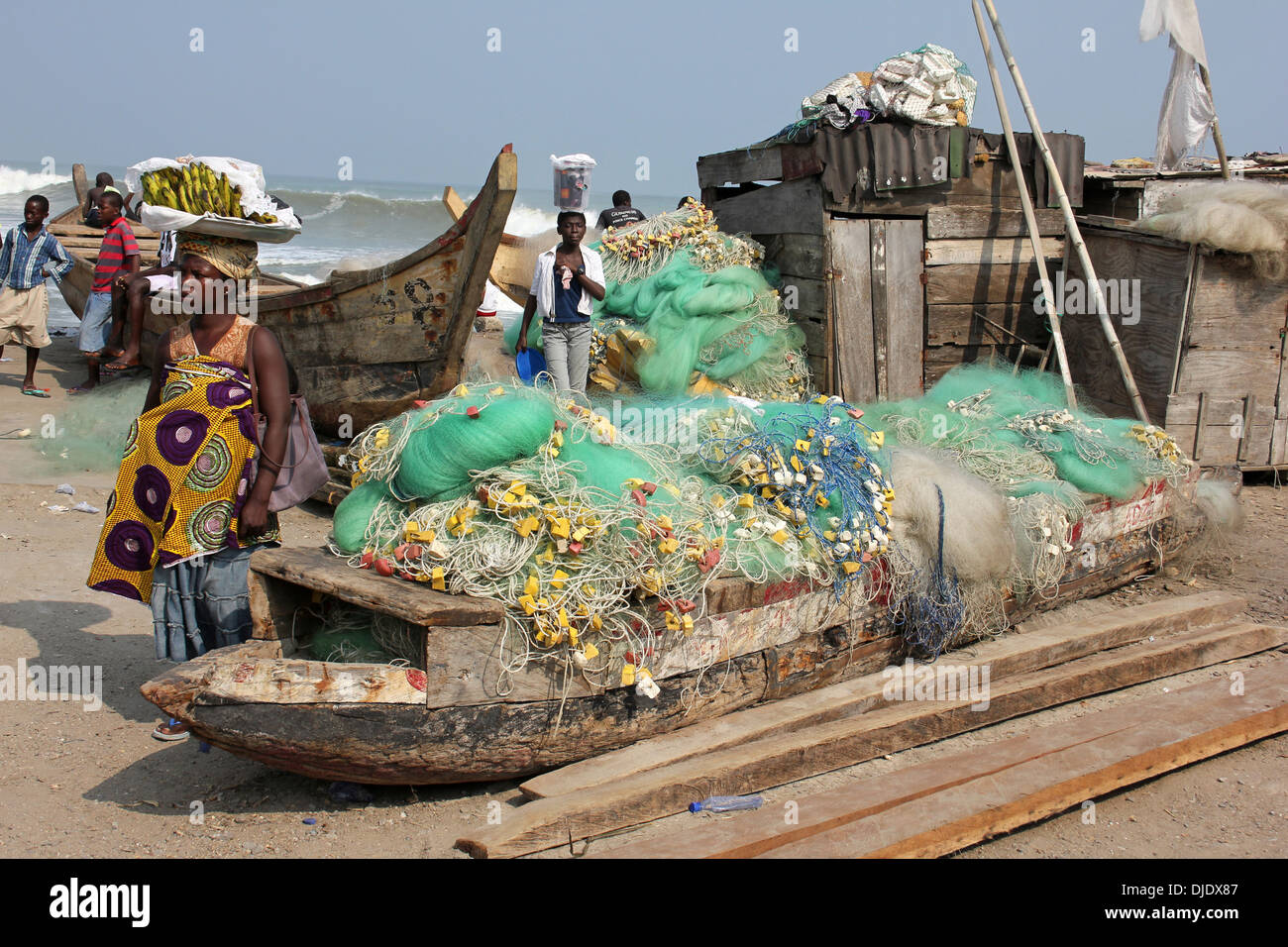 Escena cotidiana en el puerto pesquero de Cape Coast, Ghana Foto de stock