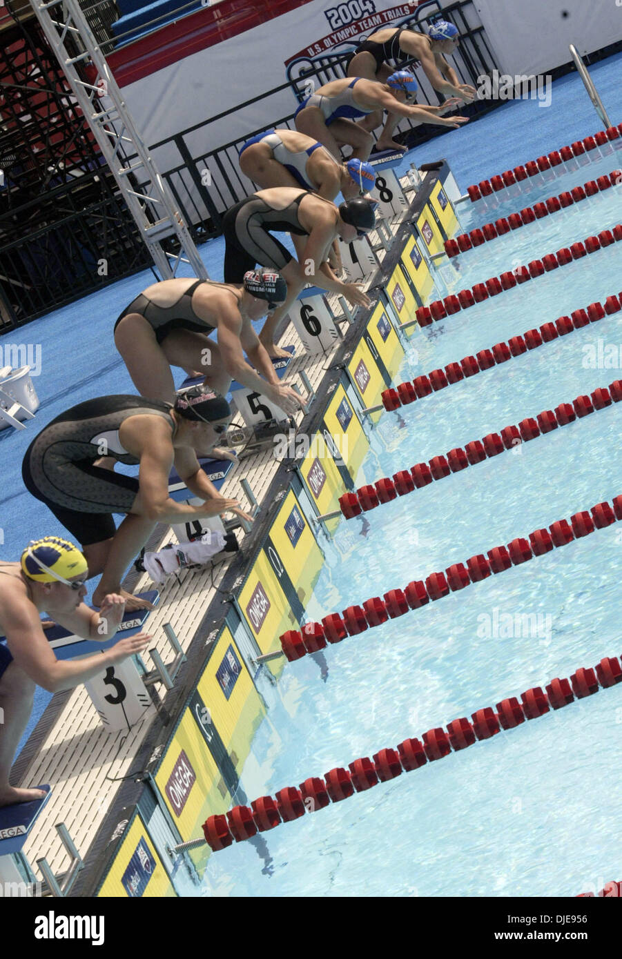 Jun 23, 2004; Long Beach, CA, EE.UU.; los nadadores practicar para el tercer día de competición en Long Beach, California la semana olímpica de natación estadounidense juicios inicia el miércoles y por primera vez en la historia de la natación, los atletas competirán por un lugar en el escuadrón de EE.UU. en una superficie descubierta. Un fabricante italiano ensamblado temporal dos piscinas de 50 metros en el estacionamiento cercano al ser largo Foto de stock