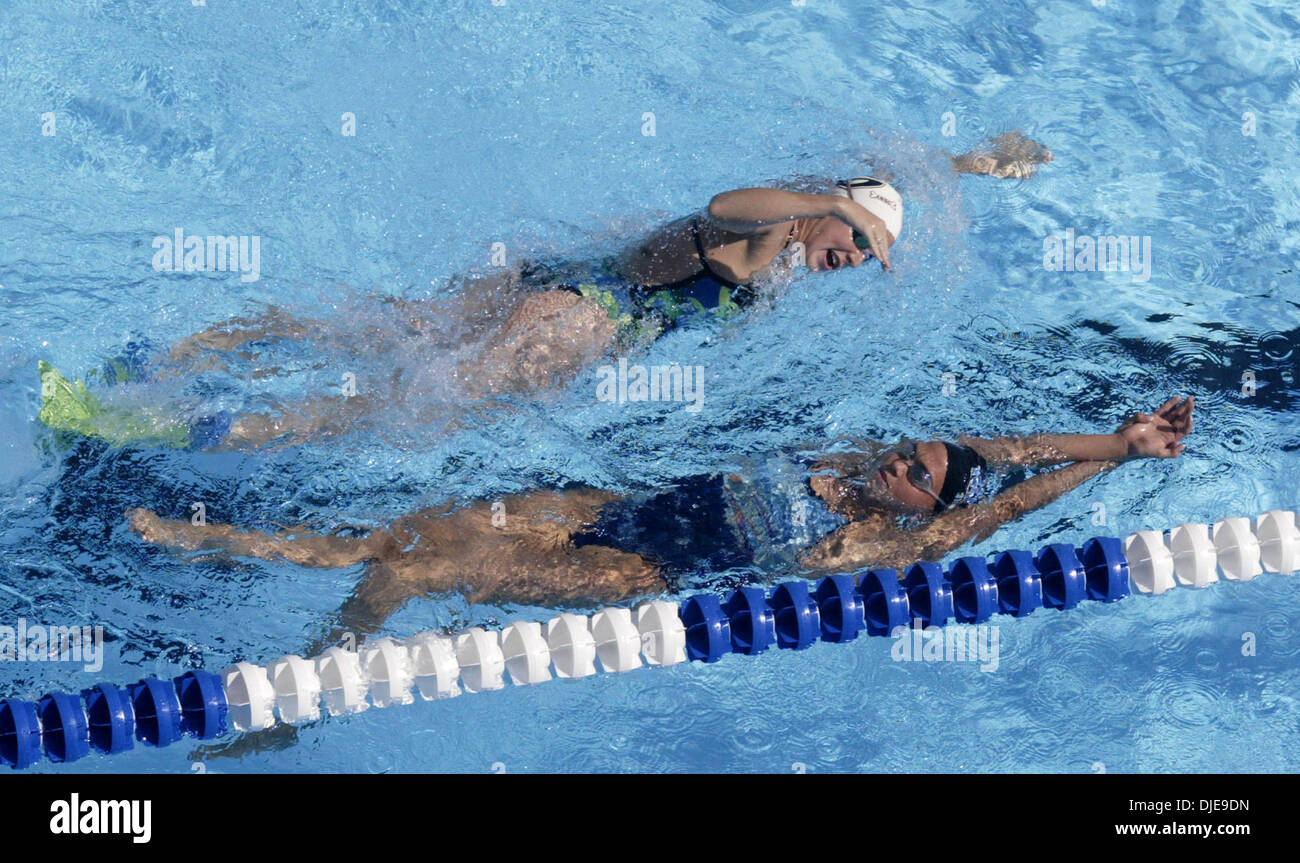 08 Jul, 2004; Long Beach, CA, EE.UU.; los nadadores practicar para el segundo día de competición en Long Beach. La semana olímpica de natación de EE.UU. comenzaron juicios miércoles y por primera vez en la historia de la natación, los atletas competirán por un lugar en el escuadrón de EE.UU. en una piscina sobre el suelo. Un fabricante italiano ensamblado temporal dos piscinas de 50 metros en el aparcamiento cerca de la Playa Foto de stock