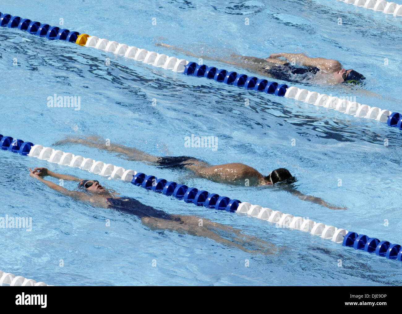 08 Jul, 2004; Long Beach, CA, EE.UU.; los nadadores practicar para el segundo día de competición en Long Beach. La semana olímpica de natación de EE.UU. comenzaron juicios miércoles y por primera vez en la historia de la natación, los atletas competirán por un lugar en el escuadrón de EE.UU. en una piscina sobre el suelo. Un fabricante italiano ensamblado temporal dos piscinas de 50 metros en el aparcamiento cerca de la Playa Foto de stock