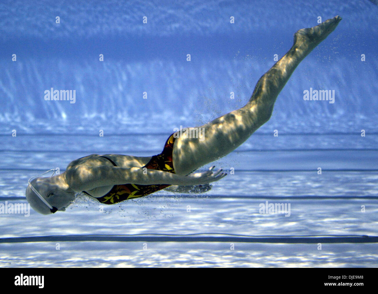 Jul 09, 2004; Long Beach, CA, EE.UU.; los nadadores practicar para el tercer día de competición en Long Beach. La semana olímpica de natación estadounidense juicios inicia el miércoles y por primera vez en la historia de la natación, los atletas competirán por un lugar en el escuadrón de EE.UU. en una superficie descubierta. Un fabricante italiano ensamblado temporal dos piscinas de 50 metros en el aparcamiento cerca de la larga Playa de Ar Foto de stock