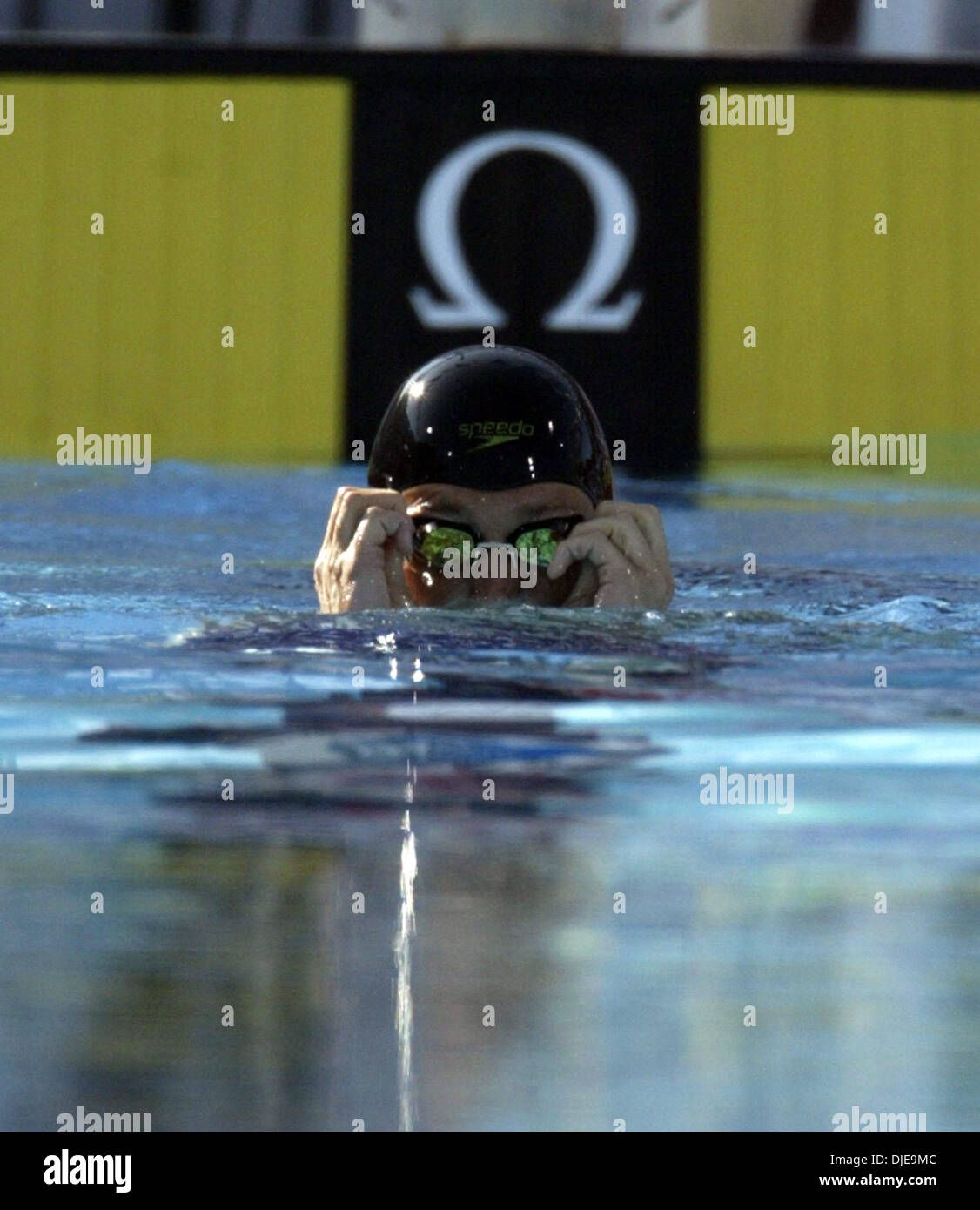 Jul 09, 2004; Long Beach, CA, EE.UU.; los nadadores practicar para el tercer día de competición en Long Beach. La semana olímpica de natación estadounidense juicios inicia el miércoles y por primera vez en la historia de la natación, los atletas competirán por un lugar en el escuadrón de EE.UU. en una superficie descubierta. Un fabricante italiano ensamblado temporal dos piscinas de 50 metros en el aparcamiento cerca de la larga Playa de Ar Foto de stock