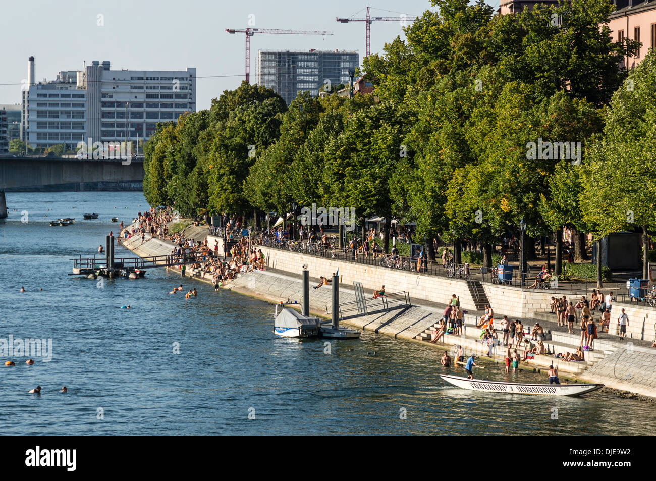 En verano el río Rin, Basilea, Suiza Foto de stock