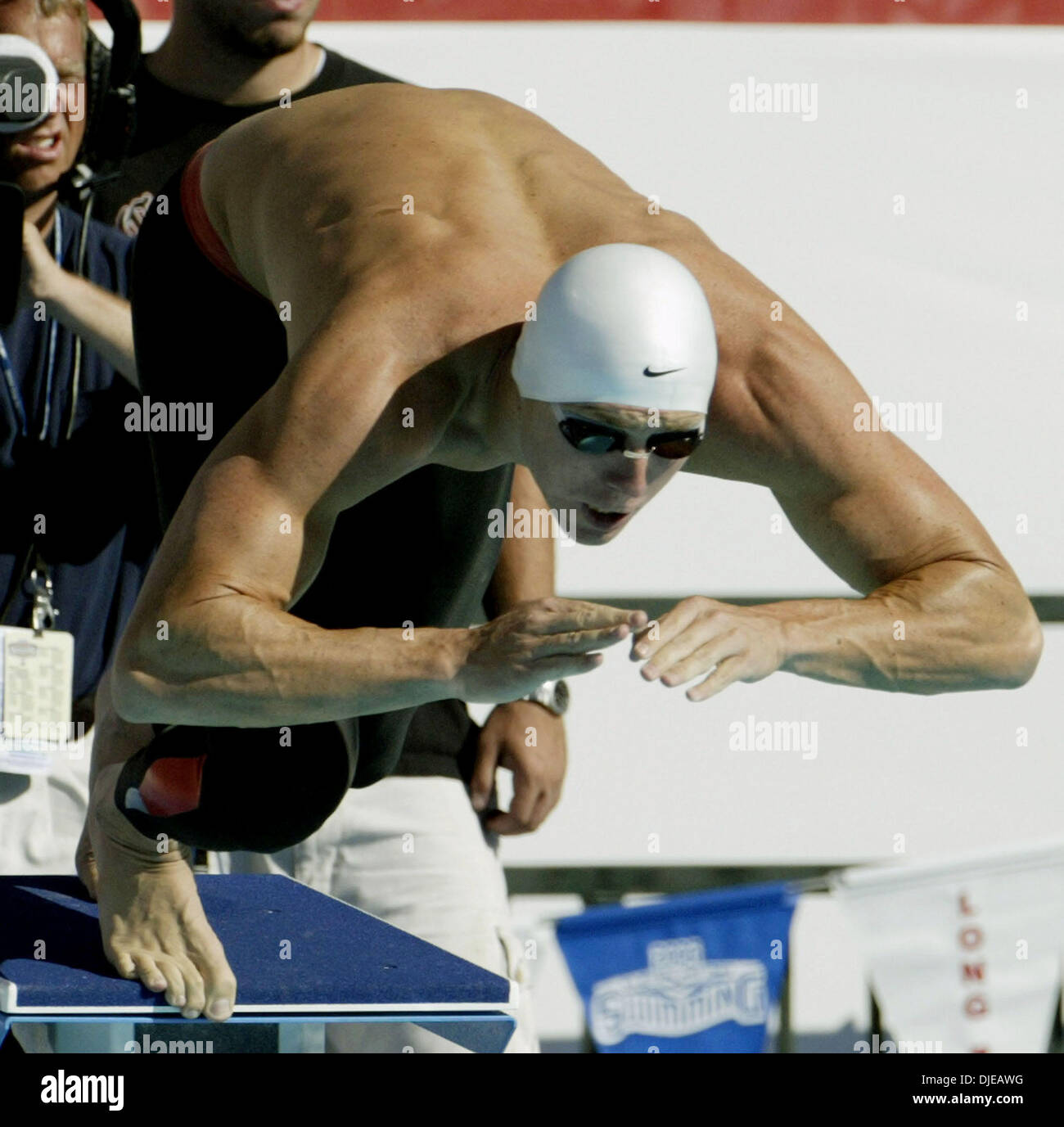 Jul 12, 2004; Long Beach, CA, EE.UU.; JASON LEZAK Irvine Novaquatics desde Salta a la piscina en el comienzo de las semifinales en los hombres de 50 metros en el freestyle olímpico estadounidense juicios nadar en Long Beach. Foto de stock