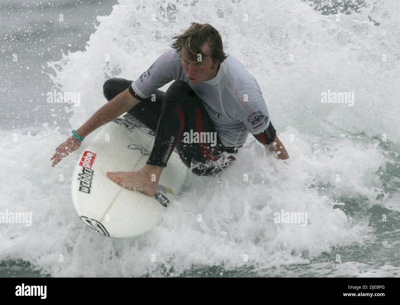 Aug 01, 2004; Huntington Beach, CA, EE.UU.; AUS surfer TAJ BURROW tras los cuartos de final en el HONDA US Open 2004 campeonatos de surf en Huntington Beach. Taj Burrow de Australia ganó el evento corto de placa. Foto de stock