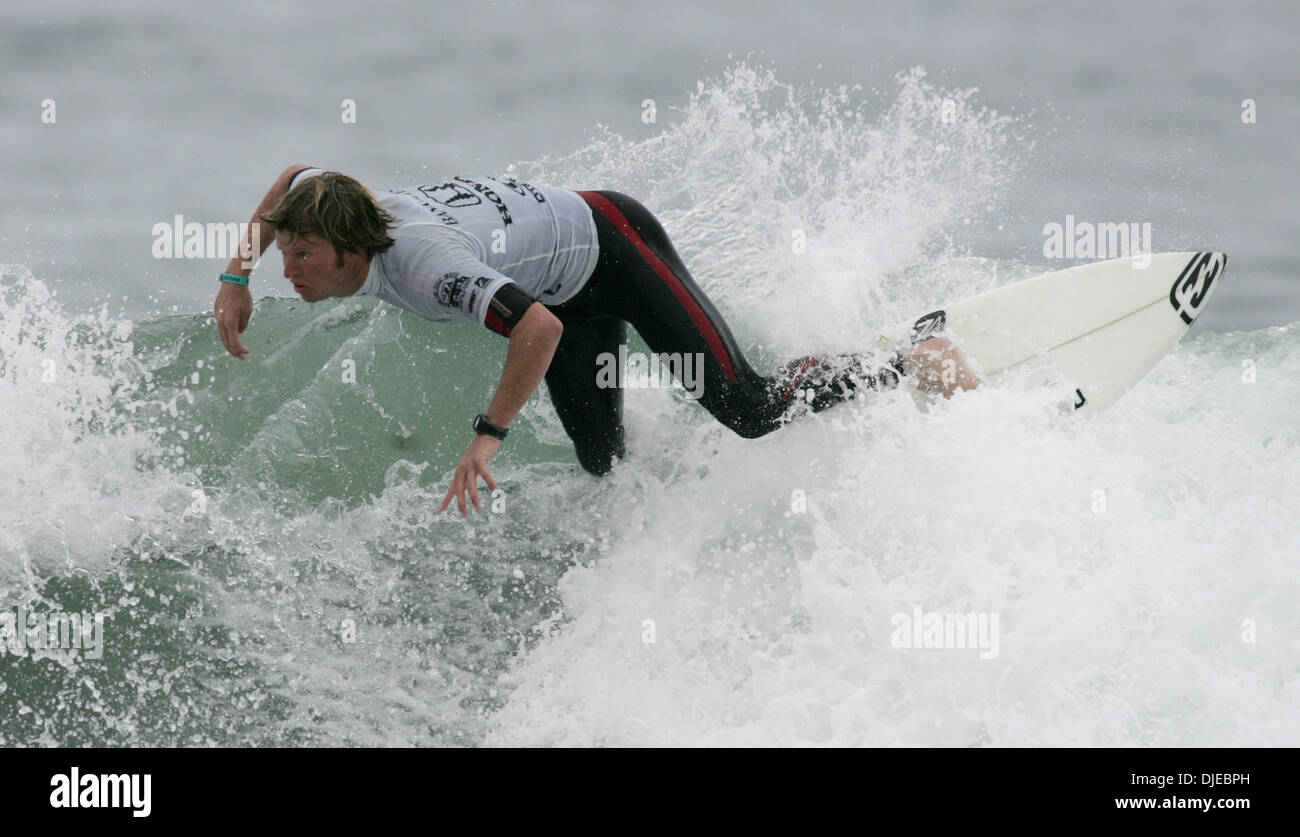 Aug 01, 2004; Huntington Beach, CA, EE.UU.; AUS surfer TAJ BURROW tras los cuartos de final en el HONDA US Open 2004 campeonatos de surf en Huntington Beach. Taj Burrow de Australia ganó el evento corto de placa. Foto de stock