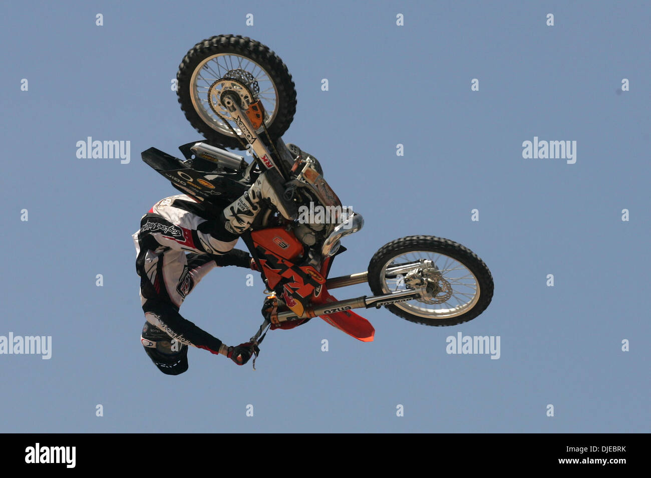 Aug 01, 2004; Huntington Beach, CA, EE.UU.; MOTO x stunt Rider Ronnie  Renner en su suciedad salto motocross Enduro KTM moto. Deportes extremos  están atrayendo más multitudes con eventos como 'X Games'.