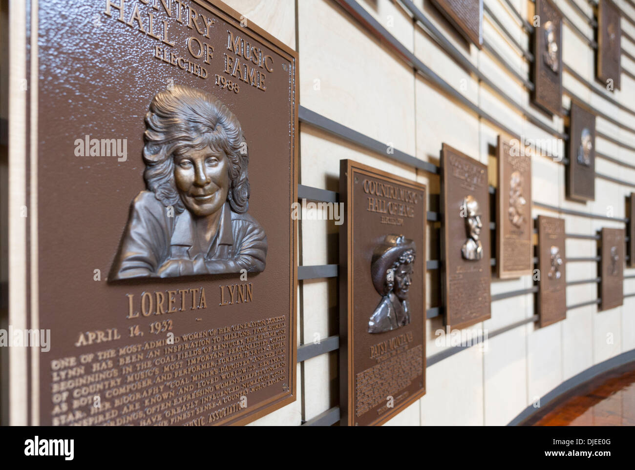 Loretta Lynn placa entre otros en el Country Music Hall of Fame en Nashville, TN, EE.UU. Foto de stock
