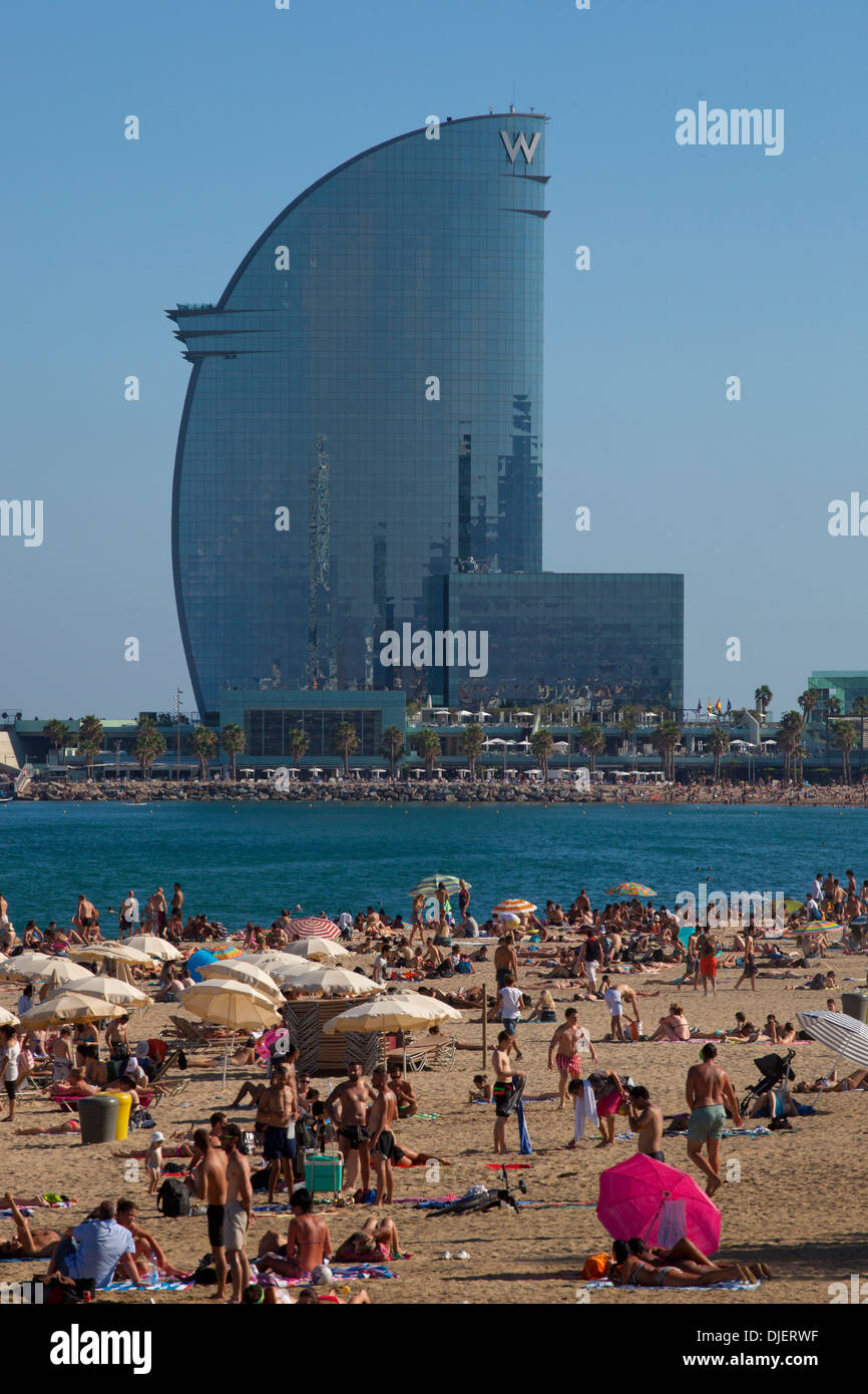 Las personas tomando el sol en la playa de Barcelona Foto de stock