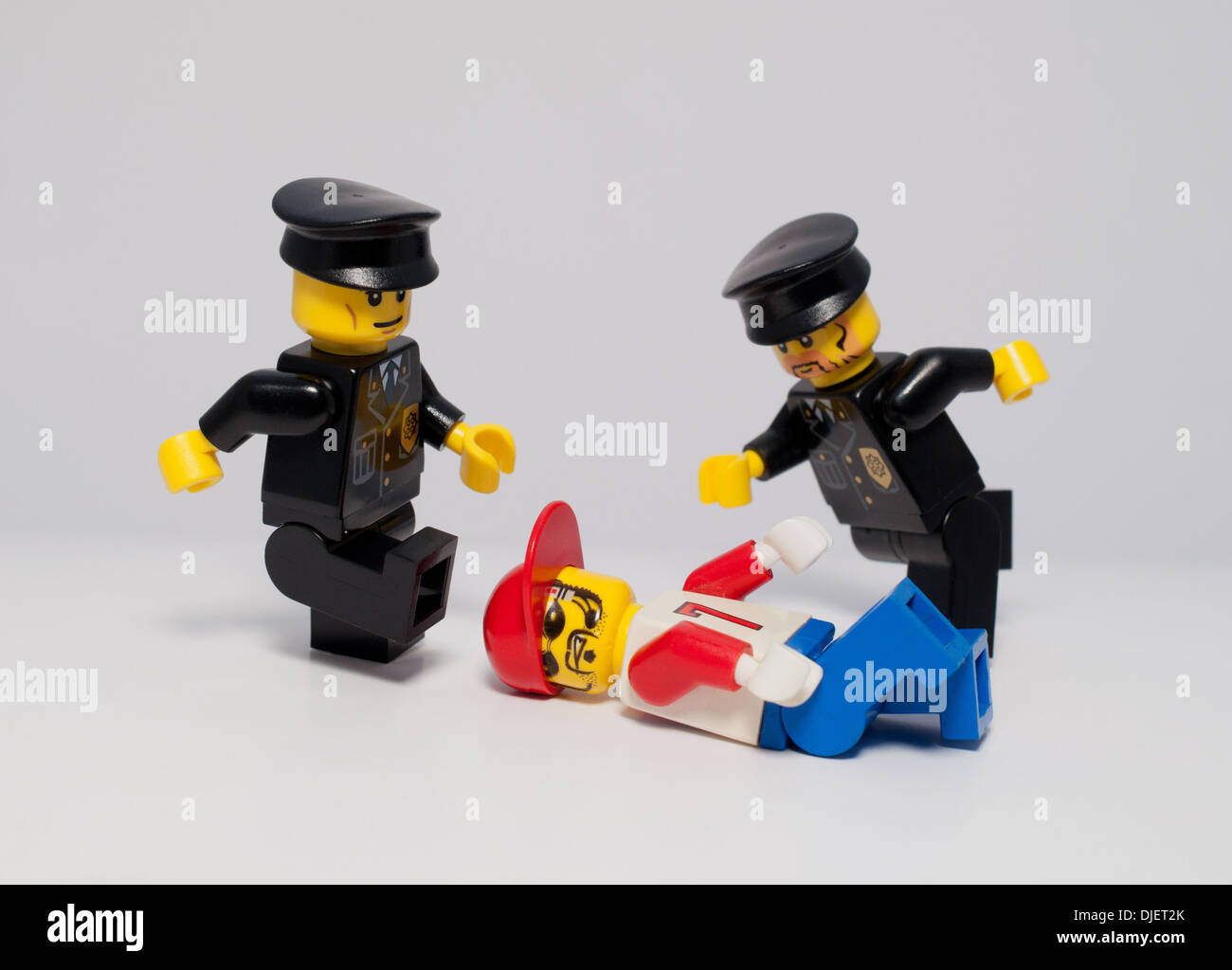 Lego policías golpearon a un sospechoso Fotografía de stock - Alamy