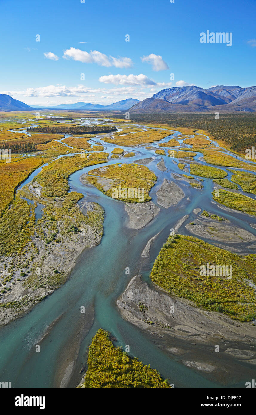 Las verdes aguas del río Sheenjek superior trenzada que fluyen hacia el sur a partir de Brooks, en el Refugio Nacional de Vida Salvaje del Ártico Foto de stock